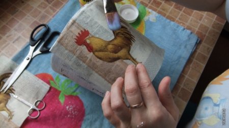 Наклеиваем вырезанный фрагмент рисунка